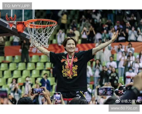 拜托，杨力维随手一张生活照就把我们对女篮的“粗犷”想象扔了