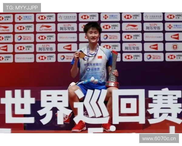 看到陈雨菲机场照我默默关了购物车——那包跟我年终奖在打架